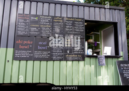 HALE'IWA, Oahu, Hawaii - février 23, 2017 : Hawaiian foodtruck servant l'açaï bols et les matières premières organiques ahi poke bowl de Haleiwa Oahu Hawaii. Banque D'Images