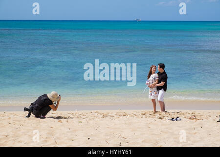 HONOLULU, Oahu, Hawaii - février 22, 2017 : fiancés photographié sur la plage de Waikiki avec la ville d'Honolulu dans l'arrière-plan de leur engageme Banque D'Images