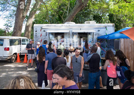 HALE'IWA, Oahu, Hawaii - février 23, 2017 : extrêmement populaire et très encombré Giovanni's Shrimp Truck dans Oahu Hawaii Kahuku servant de crevettes un whi Banque D'Images