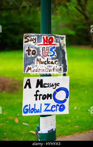 EUGENE, OR - 9 mai 2015 : signe de protestation dit non à la modernisation de l'énergie nucléaire des États-Unis, un message du groupe Global Zero sur le campus de l'Université d'Oregon en E Banque D'Images