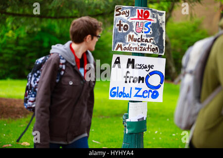 EUGENE, OR - 9 mai 2015 : signe de protestation dit non à la modernisation de l'énergie nucléaire des États-Unis, un message du groupe Global Zero sur le campus de l'Université d'Oregon en E Banque D'Images