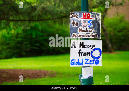 EUGENE, OR - 9 mai 2015 : signe de protestation dit non à la modernisation de l'énergie nucléaire des États-Unis, un message du groupe Global Zero sur le campus de l'Université d'Oregon en E Banque D'Images