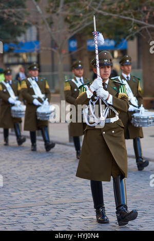 Chef de la bande des Carabiniers marcher dans le cadre de la relève de la garde à La Moneda à Santiago, Chili Banque D'Images