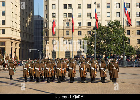 Les membres du corps des carabiniers paradant dans le cadre de la relève de la garde à La Moneda à Santiago, Chili Banque D'Images