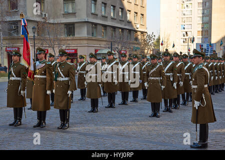 Les membres du corps des carabiniers paradant dans le cadre de la relève de la garde à La Moneda à Santiago, Chili Banque D'Images