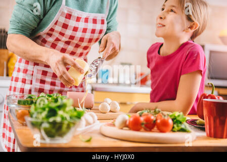 Mère et fille la préparation de pizza dans la cuisine Banque D'Images