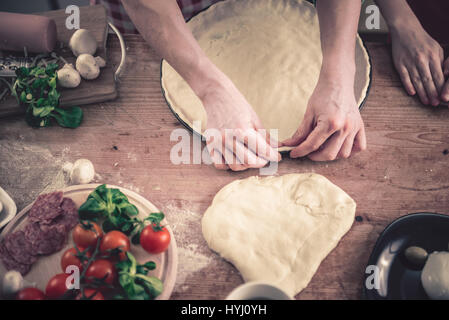 Woman preparing pizza dans la cuisine Banque D'Images