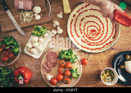 Woman preparing pizza dans la cuisine Banque D'Images