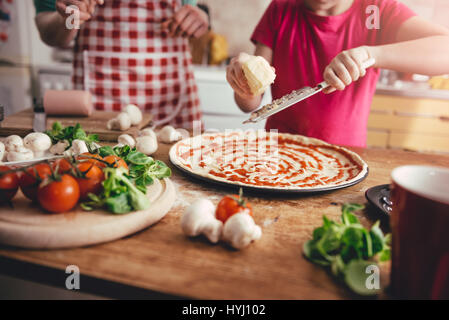 Mère et fille la préparation de pizza dans la cuisine Banque D'Images