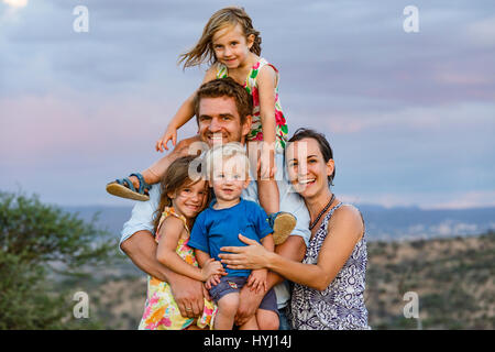 Jeune famille de trois jeunes enfants, Windhoek, Khomas, Namibie Banque D'Images