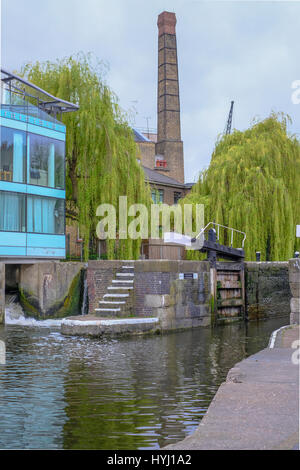 Vieux moulin par Regents Canal lock Banque D'Images