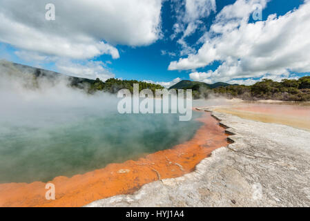 Champagne Pool, source thermale chaude, Waiotapu, Waiotapu, Roturoa, île du Nord, Nouvelle-Zélande Banque D'Images