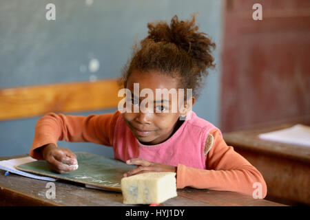 Étudiant, jeune fille, 10 ans, écrit à bord, l'école primaire, Fianarantsoa, Madagascar Banque D'Images