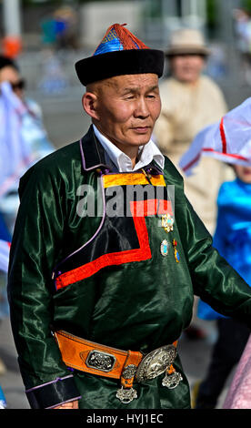 Un homme âgé en vêtements traditionnels Deel, procession au festival du costume national de Mongolie, Oulan-Bator, Mongolie Banque D'Images