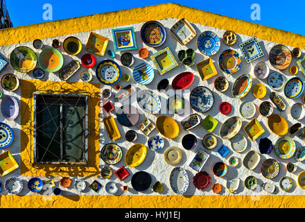 La céramique traditionnelle portugaise, assiettes et plats sur le mur d'une poterie, Raposeira, Vila do Bispo, District de Faro, Portugal Banque D'Images