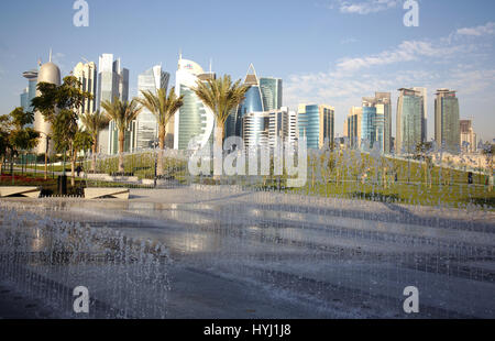 DOHA, QATAR - 17 février 2016 : la tour du district de Doha, vu de l'Hôtel Park, avec des fontaines à l'avant-plan Banque D'Images