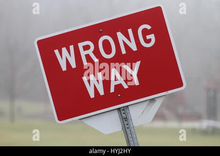 Red Road rectangulaire courbé une affiche avec l'inscription "mauvaise manière" monté sur un support métallique. Panneau routier interdisant le mouvement vers l'avant. Banque D'Images