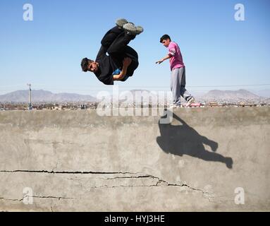 Kaboul, Afghanistan. 4 avril, 2017. Un jeune Afghan exerce ses compétences Parkour du haut d'une paroi dans Kaboul, capitale de l'Afghanistan, le 1 avril 2017. Jouer parkour est un phénomène nouveau chez les fans de sport en Afghanistan et très peu de gens savent à ce sujet dans les pays victimes. Source : Xinhua/Alamy Live News Banque D'Images