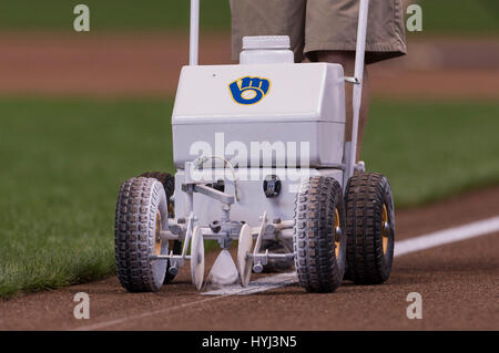 03 avril 2017 : Première ligne de base d'être enregistré avant le match de la Ligue Majeure de Baseball entre les Milwaukee Brewers et les Rockies du Colorado le jour d'ouverture de Miller Park de Milwaukee, WI. John Fisher/CSM Banque D'Images