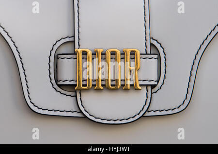 Munich, Allemagne. Mar 28, 2017. Le logo de la marque de mode Dior peut être vu sur un sac, photographié à Munich, Allemagne, 28 mars 2017. Photo : Peter Kneffel/dpa/Alamy Live News Banque D'Images