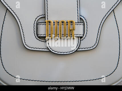 Munich, Allemagne. Mar 28, 2017. Le logo de la marque de mode Dior peut être vu sur un sac, photographié à Munich, Allemagne, 28 mars 2017. Photo : Peter Kneffel/dpa/Alamy Live News Banque D'Images