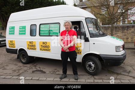 Londres, Royaume-Uni. Le 04 Avr, 2017. Neil Keveren commence sur ses 400 km à pied de Harmondsworth au parlement écossais à Édimbourg où il espère pouvoir discuter de leurs supoprt pour une troisième piste à l'aéroport de Heathrow. Il a été rejoint au début par Zac Goldsmith. Credit : Alan D'Ouest/Alamy Live News Banque D'Images