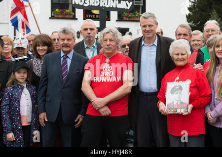Londres, Royaume-Uni. Le 04 Avr, 2017. Neil Keveren commence sur ses 400 km à pied de Harmondsworth au parlement écossais à Édimbourg où il espère pouvoir discuter de leurs supoprt pour une troisième piste à l'aéroport de Heathrow. Il a été rejoint au début par Zac Goldsmith. Credit : Alan D'Ouest/Alamy Live News Banque D'Images