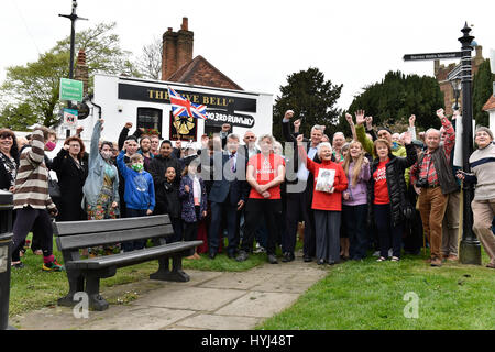 Londres, Royaume-Uni. Le 04 Avr, 2017. Neil Keveren commence sur ses 400 km à pied de Harmondsworth au parlement écossais à Édimbourg où il espère pouvoir discuter de leurs supoprt pour une troisième piste à l'aéroport de Heathrow. Il a été rejoint au début par Zac Goldsmith. Credit : Alan D'Ouest/Alamy Live News Banque D'Images