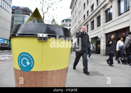 Ville de London, UK. Le 4 avril 2017. Pour recycler le papier des bacs jaunes les tasses de café ont été placés autour du Square Mile de la ville de London Crédit : Matthieu Chattle/Alamy Live News Banque D'Images