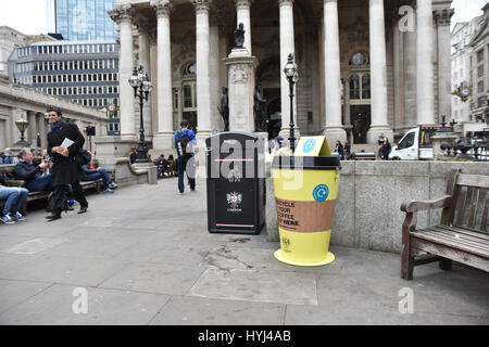 Ville de London, UK. Le 4 avril 2017. Pour recycler le papier des bacs jaunes les tasses de café ont été placés autour du Square Mile de la ville de London Crédit : Matthieu Chattle/Alamy Live News Banque D'Images