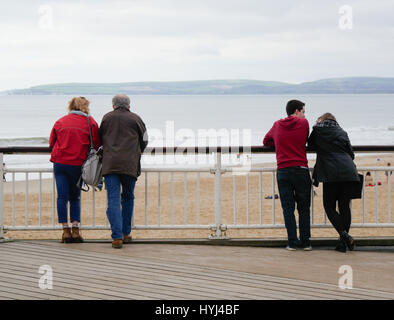 Bournemouth, Dorset, UK. Le 4 avril 2017. Les gens s'amuser sur le premier jour de vacances de Pâques sur la plage. © DTNews/Alamy Live News Banque D'Images