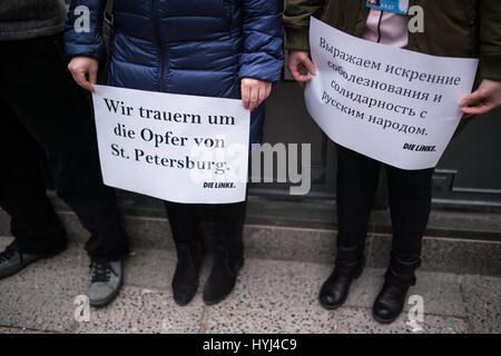 Berlin, Allemagne. Le 04 Avr, 2017. Les membres du parti politique tenant pancartes écrites en allemand et russe lisez : Nous pleurons les victimes de Saint-pétersbourg' en face de l'ambassade de Russie à Berlin, Allemagne, 04 avril 2017. Une explosion à l'intérieur d'un métro a tué au moins 11 personnes. Dpa : Crédit photo alliance/Alamy Live News Banque D'Images