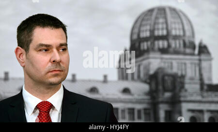 Prague, République tchèque. Le 04 Avr, 2017. Jiri Havlicek (Social-démocrate, CSSD), sur la photo, le nouveau ministre du commerce et de l'industrie et le premier ministre Bohuslav Sobotka, assister à une conférence de presse à Prague, en République tchèque, le 4 avril 2017. Credit : Michal Kamaryt/CTK Photo/Alamy Live News Banque D'Images