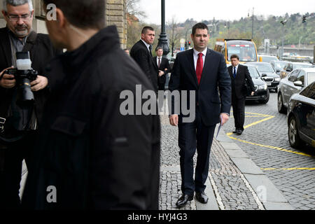 Prague, République tchèque. Le 04 Avr, 2017. Jiri Havlicek (Social-démocrate, CSSD), sur la photo, le nouveau ministre du commerce et de l'industrie et le premier ministre Bohuslav Sobotka, assister à une conférence de presse à Prague, en République tchèque, le 4 avril 2017. Credit : Michal Kamaryt/CTK Photo/Alamy Live News Banque D'Images