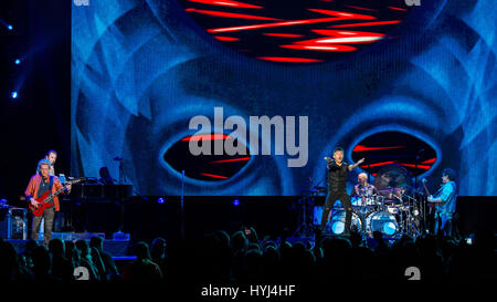 Madison, Wisconsin, USA. Mar 28, 2017. JONATHAN CAIN, ROSS VALORY, ARNEL PINEDA, Steve SMITH et Neal Schon de voyage à l'Alliant Energy Center à Madison, Wisconsin Crédit : Daniel DeSlover/ZUMA/Alamy Fil Live News Banque D'Images