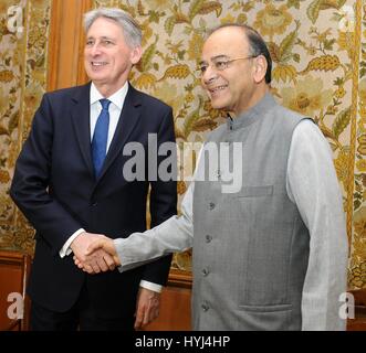 New Delhi, Inde. Le 04 Avr, 2017. Chancelier de l'Échiquier britannique, Philip Hammond, gauche, serre la main du ministre des Finances indien Jaitley avant une réunion bilatérale le 4 avril 2017 à New Delhi, en Inde. Credit : Planetpix/Alamy Live News Banque D'Images