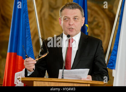 Prague, République tchèque. Le 4 avril 2017. Le Ministre des affaires étrangères, Lubomir Zaoralek tient conférence de presse sur l'acquittement de la homme soupçonné d'avoir tué l'homme tchèque au Royaume-Uni en septembre dernier, à Prague, en République tchèque, le 4 avril 2017. Zaoralek a dit aux journalistes qu'il avait examiné l'affaire avec l'Ambassadeur britannique Jan Thompson et qu'en parler avec la secrétaire d'État aux Affaires étrangères et du Commonwealth, Boris Johnson, à Bruxelles le 5 avril. Photo : CTK/Alamy Live News Banque D'Images