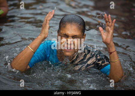 Narayangan, au Bangladesh. 4ème apr 2017. Un hindou dévot prend une immersion sainte dans l'ancien Brahmapoutre à participer à 'Ashtami Snan' rituel. Mostafigur Crédit : Mohammed Rahman/Alamy Live News Banque D'Images