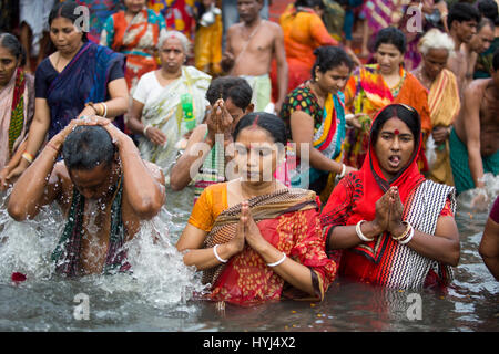 Narayangan, au Bangladesh. 4ème apr 2017. Les dévots hindous prendre une immersion sainte dans l'ancien Brahmapoutre à participer à 'Ashtami Snan' rituel. Mostafigur Crédit : Mohammed Rahman/Alamy Live News Banque D'Images