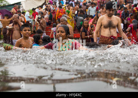 Narayangan, au Bangladesh. 4ème apr 2017. Les dévots hindous prendre une immersion sainte dans l'ancien Brahmapoutre à participer à 'Ashtami Snan' rituel. Mostafigur Crédit : Mohammed Rahman/Alamy Live News Banque D'Images