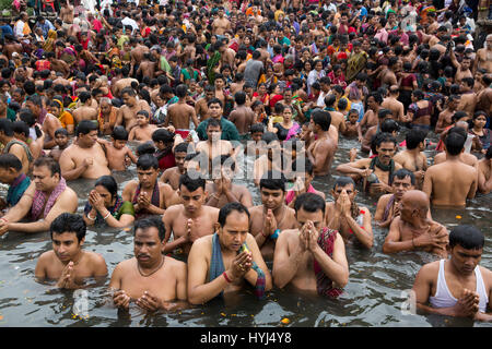 Narayangan, au Bangladesh. 4ème apr 2017. Les dévots hindous prendre une immersion sainte dans l'ancien Brahmapoutre à participer à 'Ashtami Snan' rituel. Mostafigur Crédit : Mohammed Rahman/Alamy Live News Banque D'Images