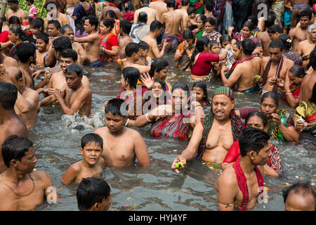 Narayangan, au Bangladesh. 4ème apr 2017. Les dévots hindous prendre une immersion sainte dans l'ancien Brahmapoutre à participer à 'Ashtami Snan' rituel. Mostafigur Crédit : Mohammed Rahman/Alamy Live News Banque D'Images