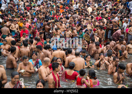 Narayangan, au Bangladesh. 4ème apr 2017. Les dévots hindous prendre une immersion sainte dans l'ancien Brahmapoutre à participer à 'Ashtami Snan' rituel. Mostafigur Crédit : Mohammed Rahman/Alamy Live News Banque D'Images