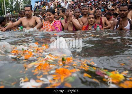 Narayangan, au Bangladesh. 4ème apr 2017. Les dévots hindous prendre une immersion sainte dans l'ancien Brahmapoutre à participer à 'Ashtami Snan' rituel. Mostafigur Crédit : Mohammed Rahman/Alamy Live News Banque D'Images