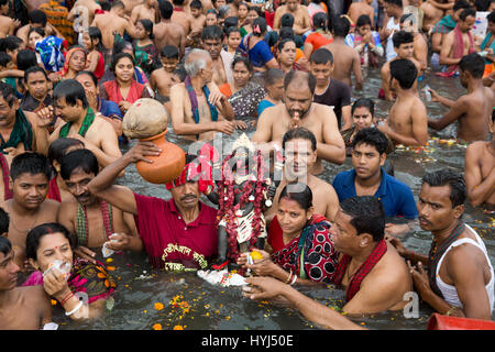 Narayangan, au Bangladesh. 4ème apr 2017. Les dévots hindous prendre une immersion sainte dans l'ancien Brahmapoutre à participer à 'Ashtami Snan' rituel. Mostafigur Crédit : Mohammed Rahman/Alamy Live News Banque D'Images