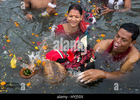 Narayangan, au Bangladesh. 4ème apr 2017. Les dévots hindous prendre une immersion sainte dans l'ancien Brahmapoutre à participer à 'Ashtami Snan' rituel. Mostafigur Crédit : Mohammed Rahman/Alamy Live News Banque D'Images