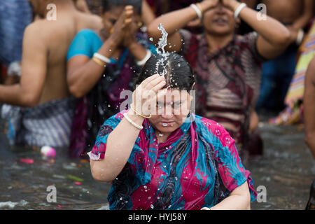 Narayangan, au Bangladesh. 4ème apr 2017. Un hindou dévot prend une immersion sainte dans l'ancien Brahmapoutre à participer à 'Ashtami Snan' rituel. Mostafigur Crédit : Mohammed Rahman/Alamy Live News Banque D'Images