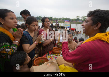 Narayangan, au Bangladesh. 4ème apr 2017. Des milliers de dévots hindous envahissent la rive de la rivière Brahmapoutre Ancienne Langalbandh à Narayanganj dans d'avoir une immersion sainte comme l'Mahastami Snan festival a débuté mardi. Mostafigur Crédit : Mohammed Rahman/Alamy Live News Banque D'Images