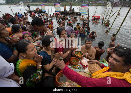 Narayangan, au Bangladesh. 4ème apr 2017. Des milliers de dévots hindous envahissent la rive de la rivière Brahmapoutre Ancienne Langalbandh à Narayanganj dans d'avoir une immersion sainte comme l'Mahastami Snan festival a débuté mardi. Mostafigur Crédit : Mohammed Rahman/Alamy Live News Banque D'Images