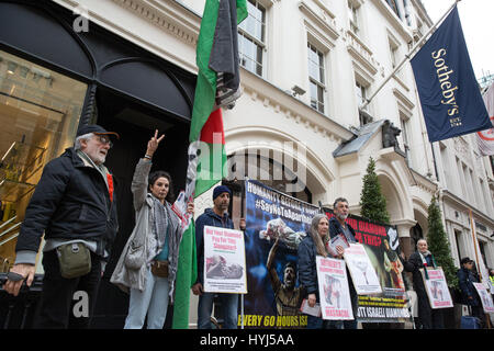 Londres, Royaume-Uni. 4 avril, 2017. Des esprits innovateurs des militants du protester devant Sotheby's à Bond Street à mettre en lumière les liens entre supposé Sotheby's et le Groupe de diamants Steinmetz et, à travers eux, à la Steinmetz et la Fondation Givati Brigade de l'armée israélienne, qui a été accusé de crimes de guerre par le Conseil des droits de l'homme. Credit : Mark Kerrison/Alamy Live News Banque D'Images